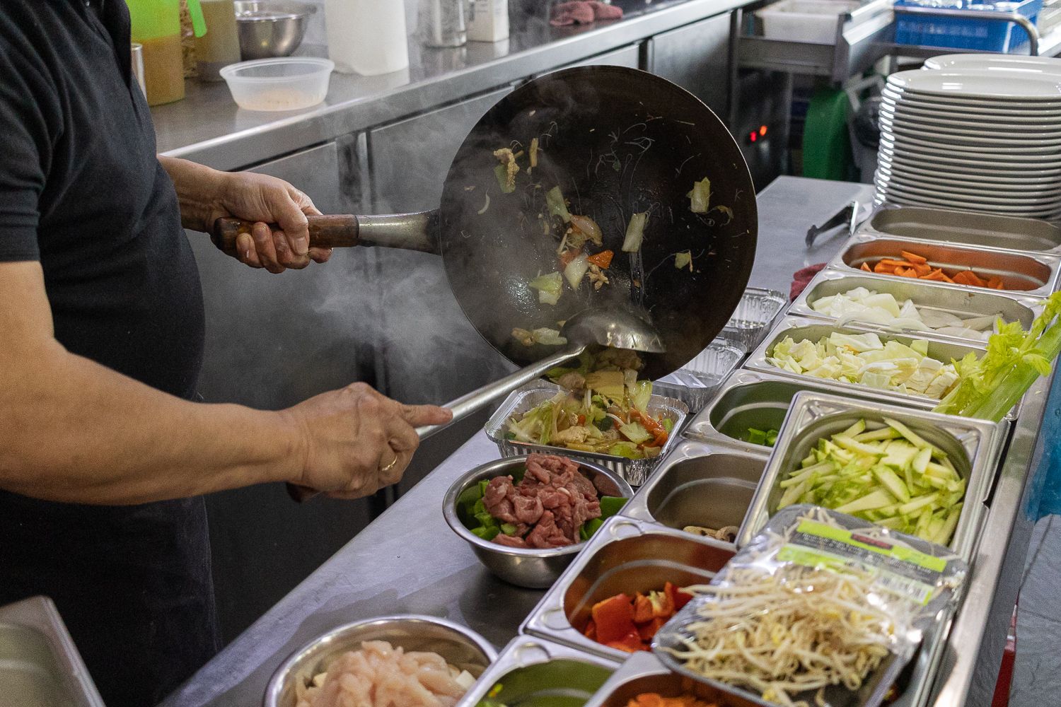 En los fogones del restaurante filipino situado en Bahía Mar.