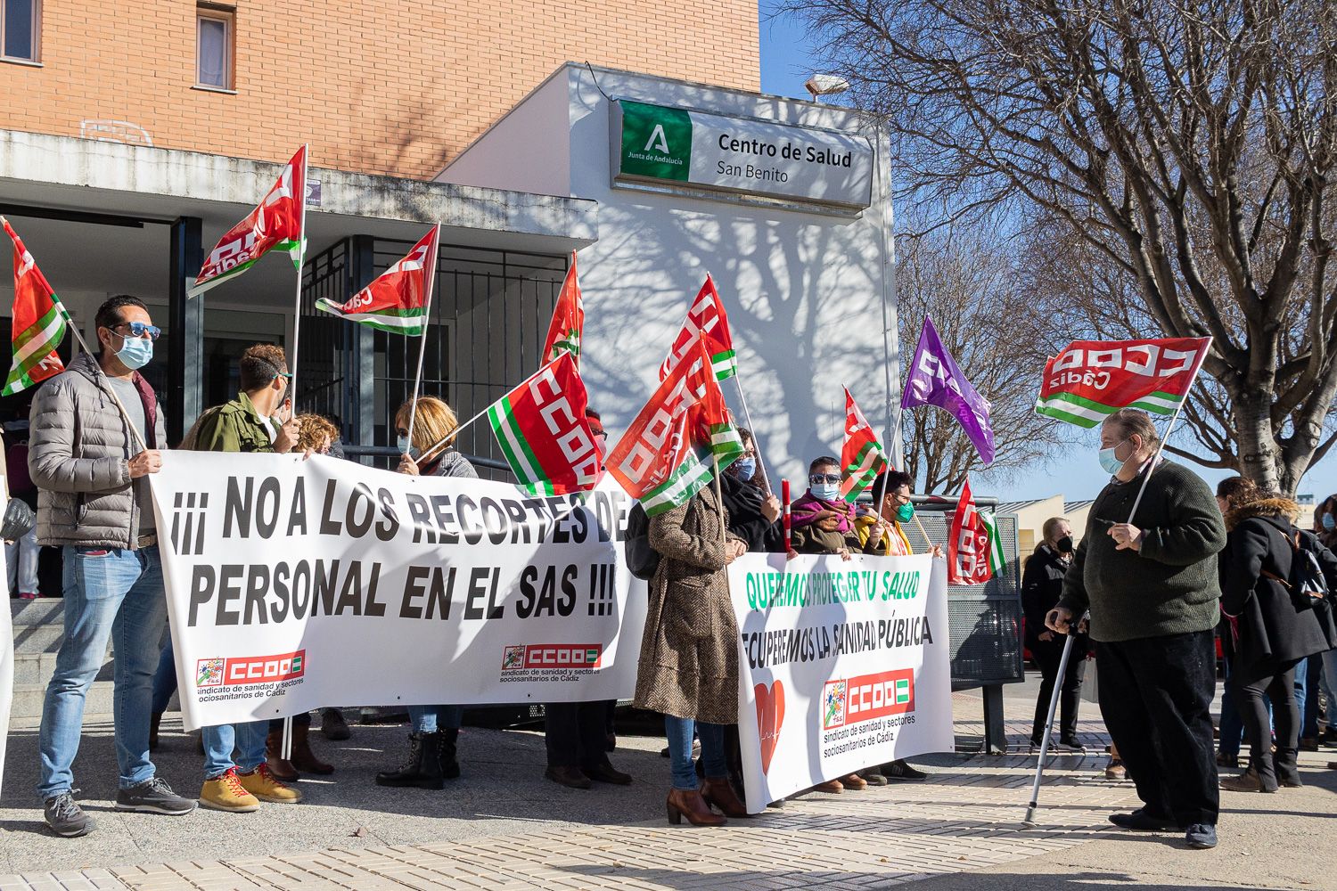 La concentración convocada por CCOO a las puertas del centro de salud de San Benito
