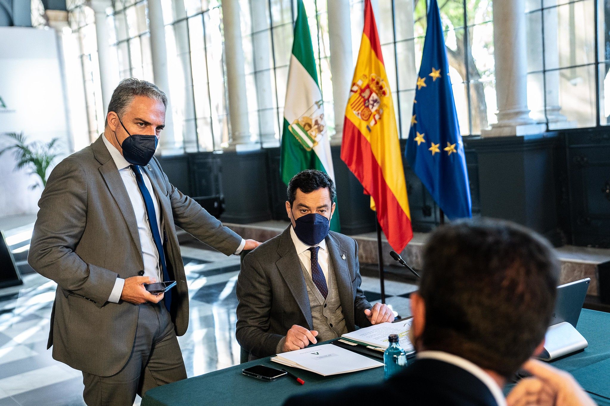 Elías Bendodo y Juan Manuel Moreno