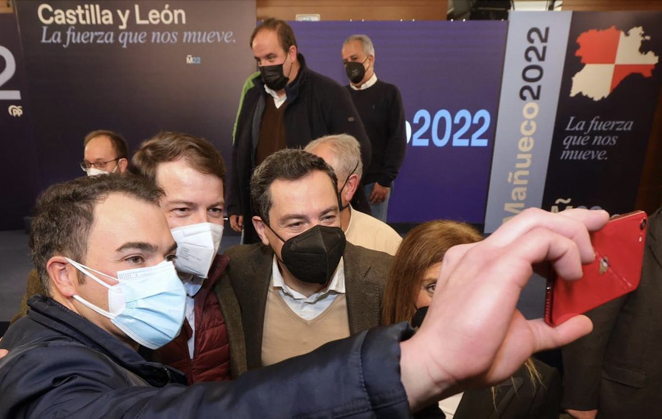 Juan Manuel Moreno Bonilla y Alfonso Fernández Mañueco, en un mitin en Salamanca, en la campaña del PP en las autonómicas de Castilla y León. Juan Manuel Moreno Bonilla y Alfonso Fernández Mañueco, en un mitin en Salamanca, en la campaña del PP en las autonómicas de Castilla y León.