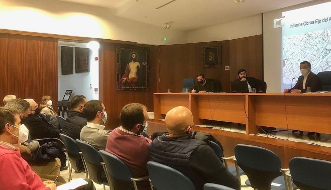 Un instante de un anterior pleno de hermanos mayores en el salón Juan Pablo II del obispado.   MANU GARCÍA