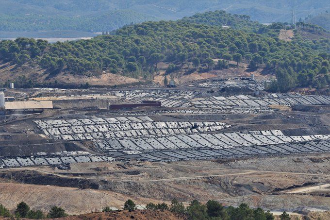 El vertedero de Nerva debió sellarse en 2014, pero siguen llegando miles de toneladas de ecotóxicos.