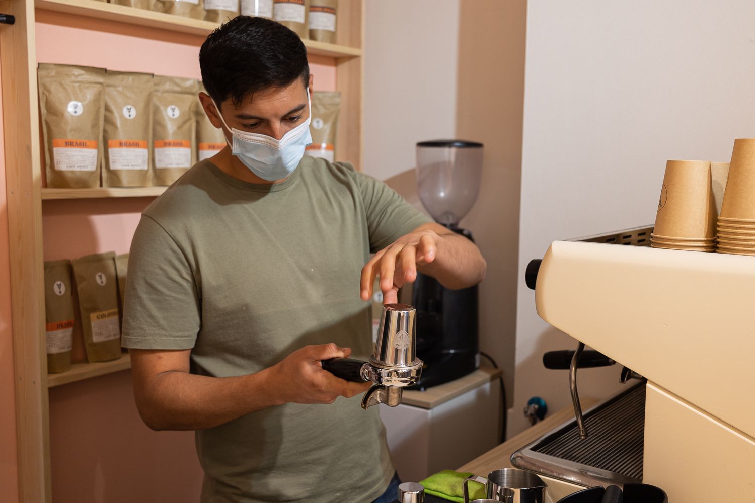 Lolo Barista prepara un café de especialidad.