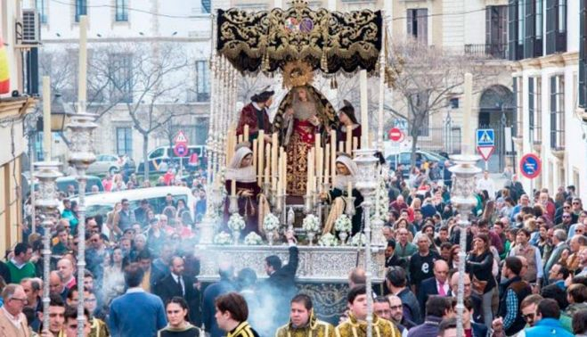 El palio de La Piedad de regreso por José Luis Diez un Domingo de Resurrección tras un Viernes Santo de lluvia.