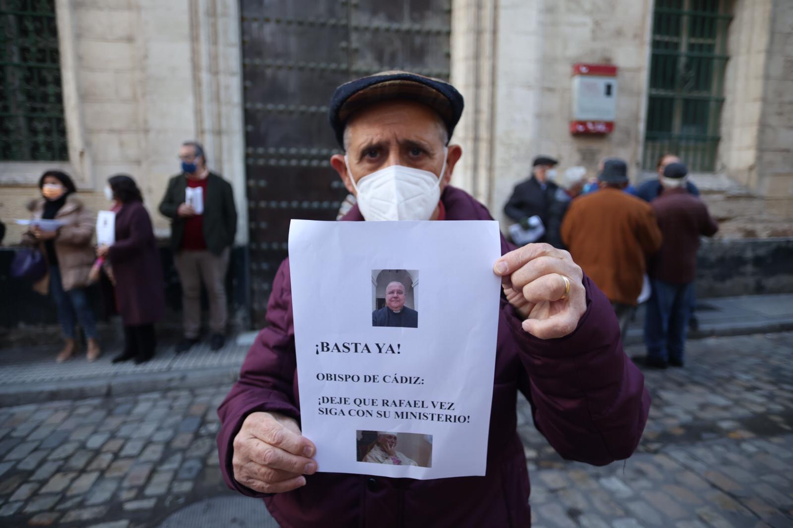Concentración ante el Obispado de Cádiz, durante el inicio del juicio eclesiástico contra Rafael Vez, ex cura de Conil.