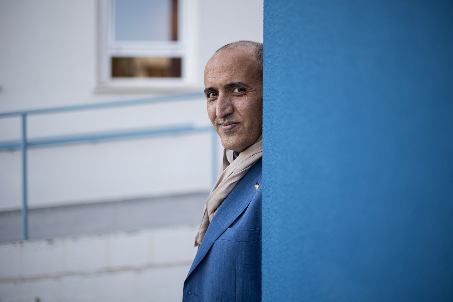 Mohamed Zrug nació en Dajla, una de las ciudades más importantes del Sáhara Occidental que también lleva el nombre de una wilaya del campo de refugiados de Tinduf. 