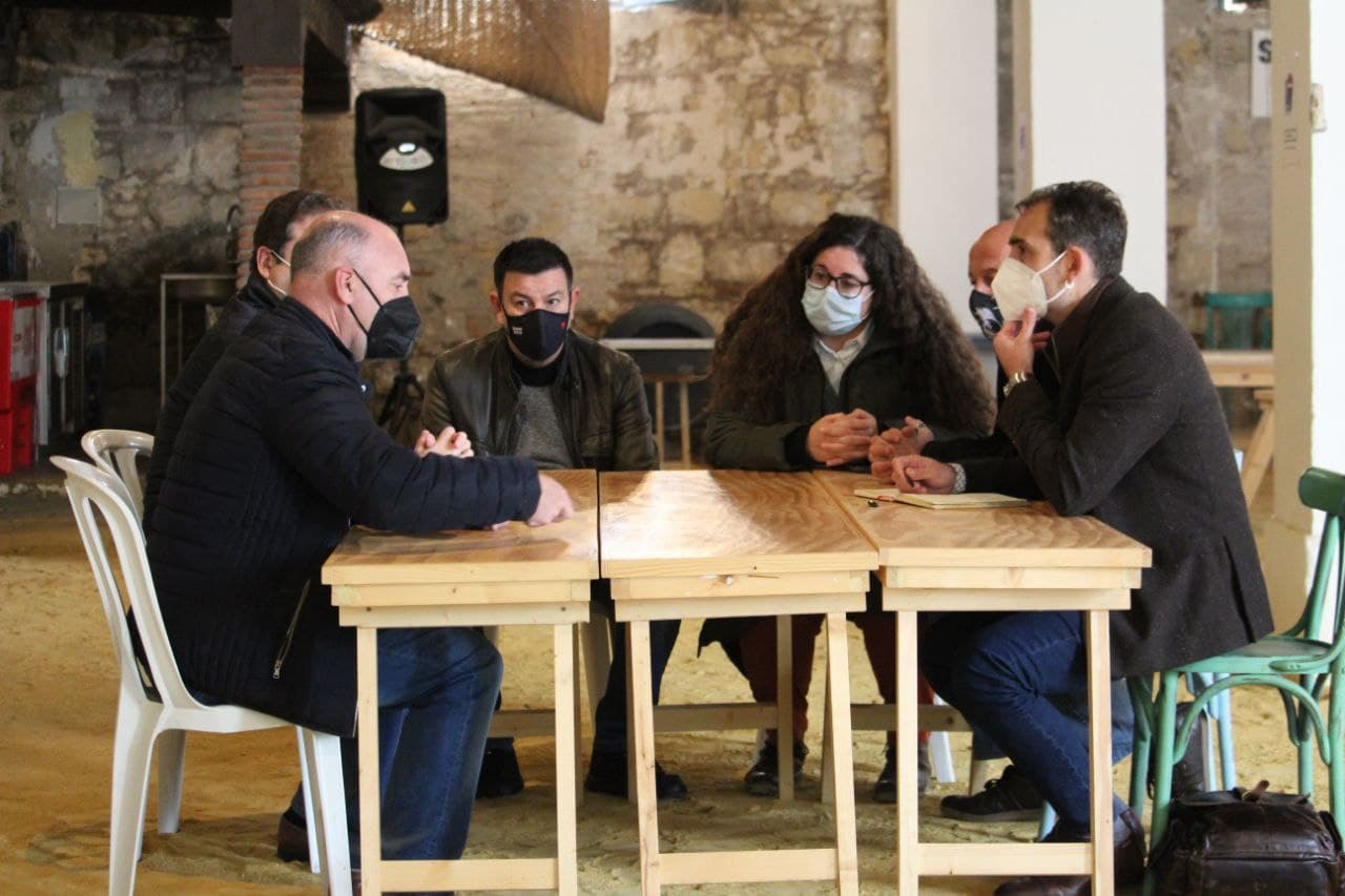 La reunión en Jerez entre los responsables políticos de Unidas Podemos, la Plataforma y la Sociedad Jerezana del Vino