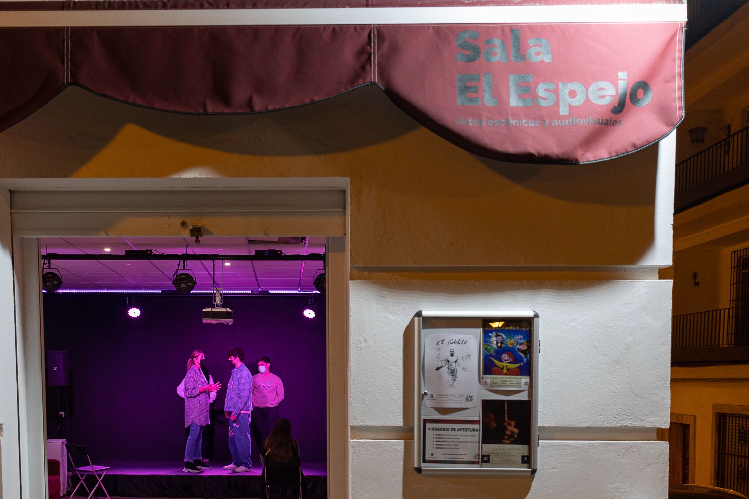El Espejo se encuentra en la plaza Salvador Allende, rincón del centro histórico de la ciudad