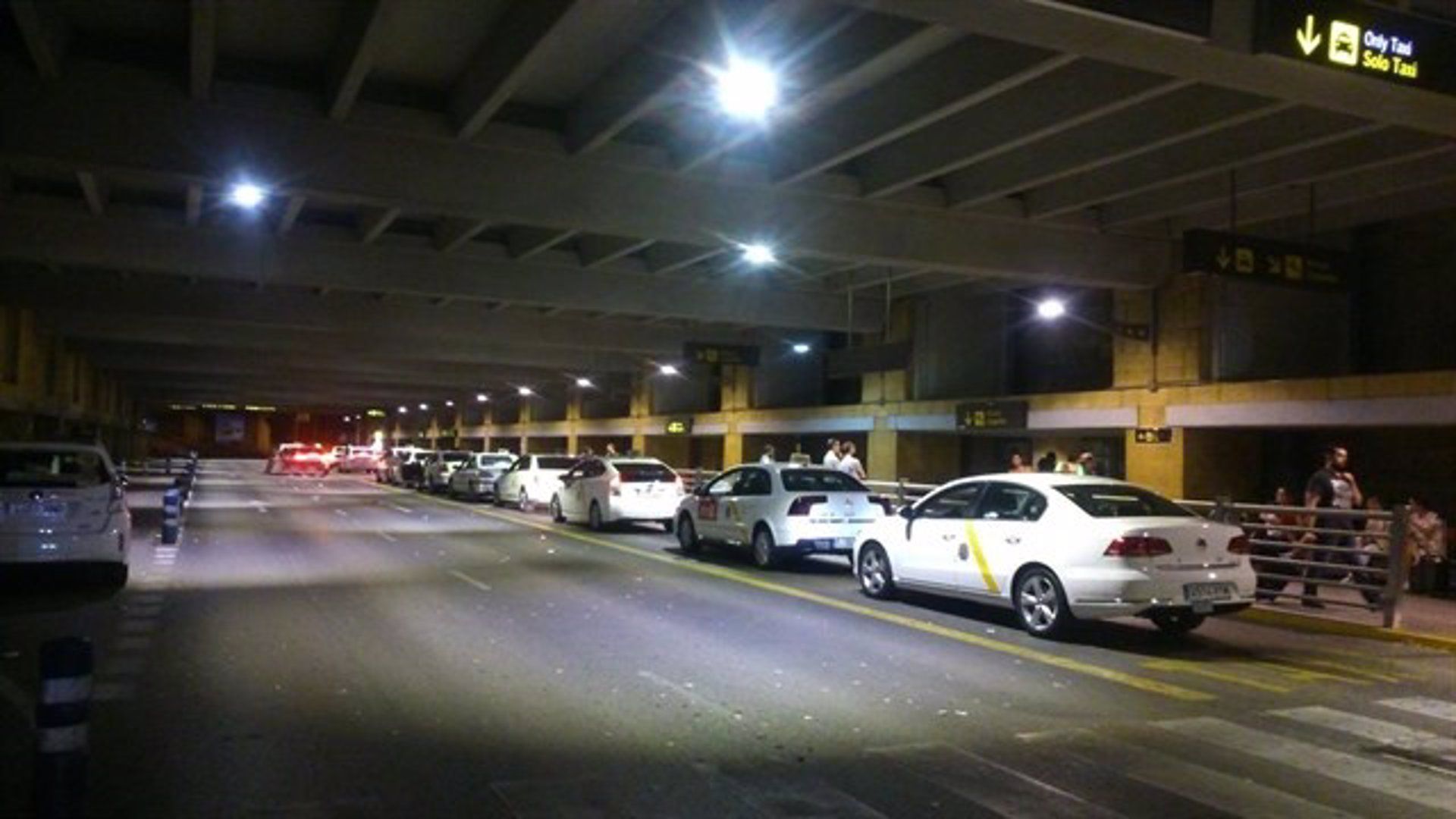 Parada de taxis en el aeropuerto de Sevilla.