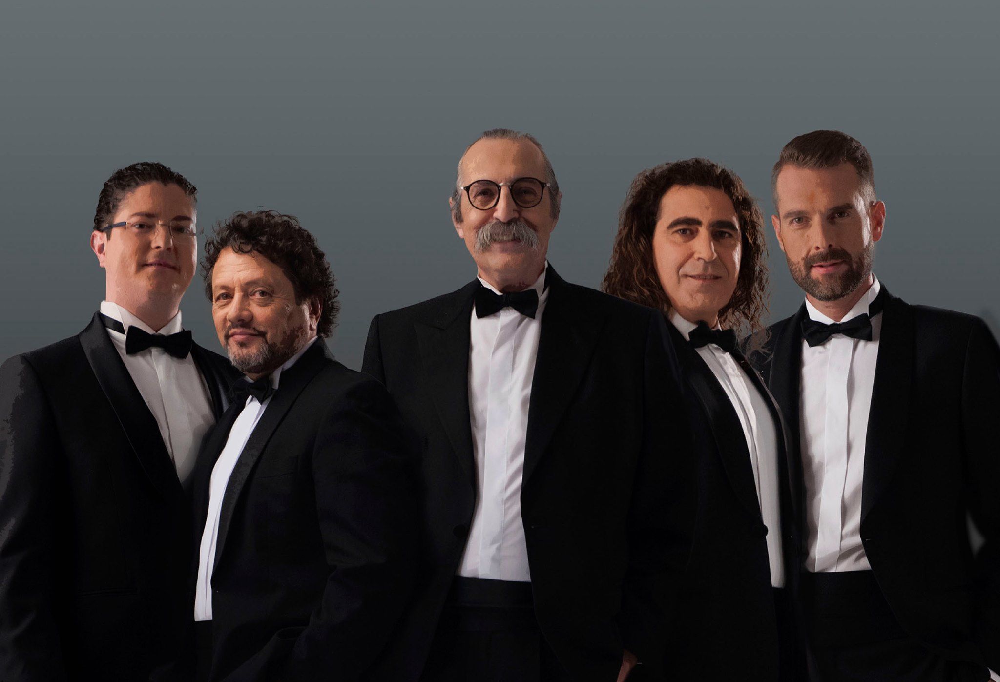 Pascual González, en el centro, fundador de Los Cantores de Híspalis
