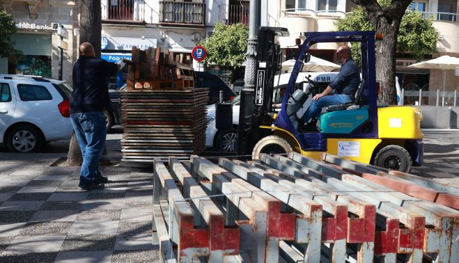 Como es costumbre, Cristina ha sido la primera zona para iniciar la instalación de los palcos.    MANU GARCÍA 