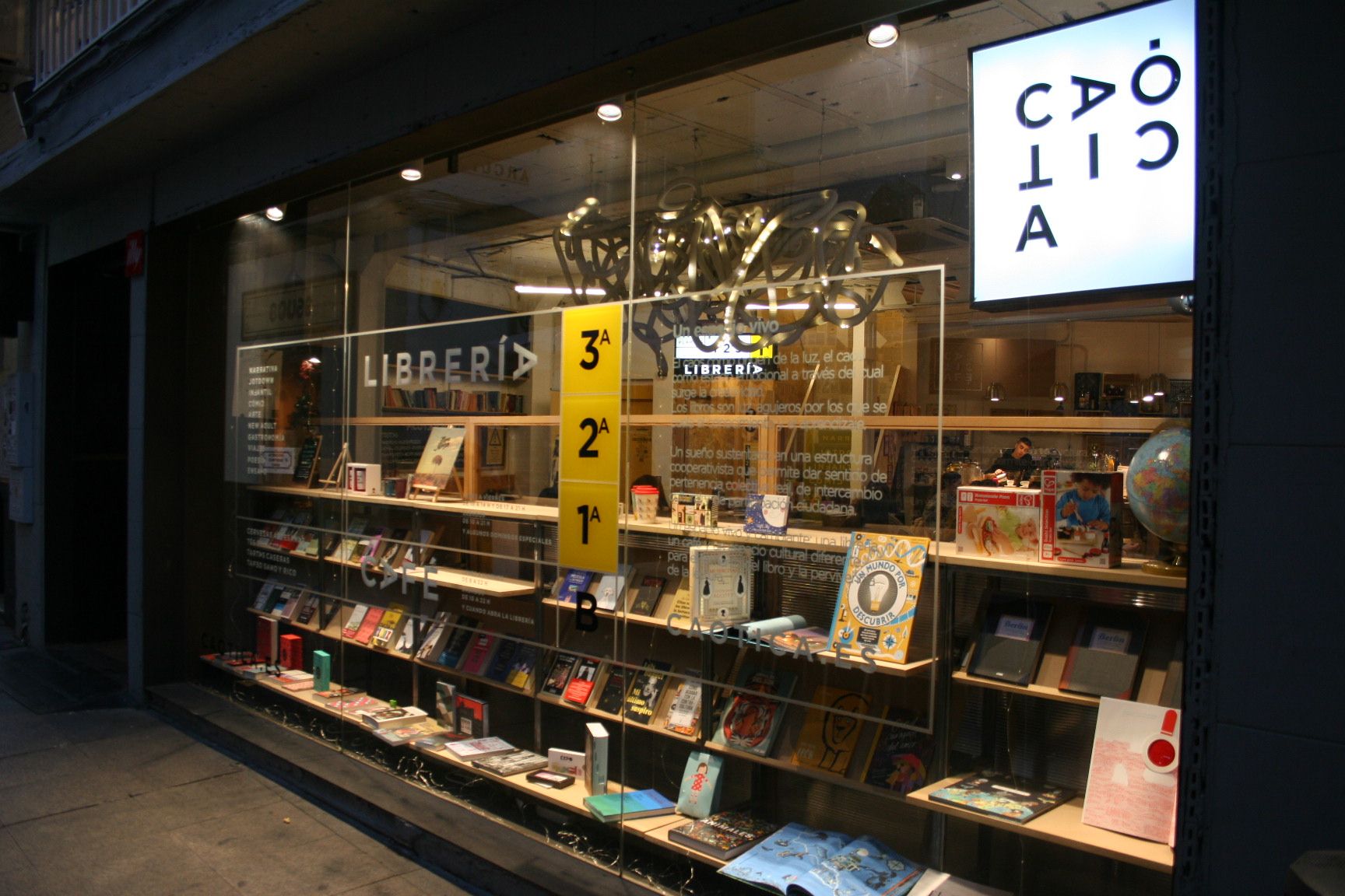 Exterior del edificio de tres plantas donde está albergada la librería Caótica.