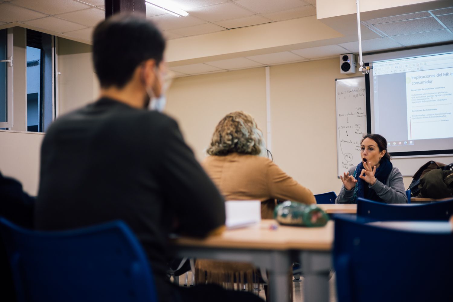 María interpreta la explicación del profesor en la facultad de Económicas de Cádiz.