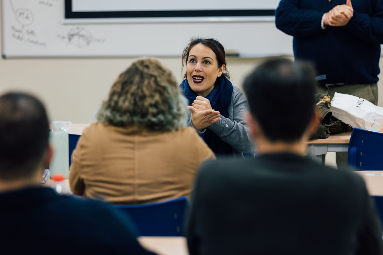 La intérprete María Sanromán frente a Silvia durante una clase. 