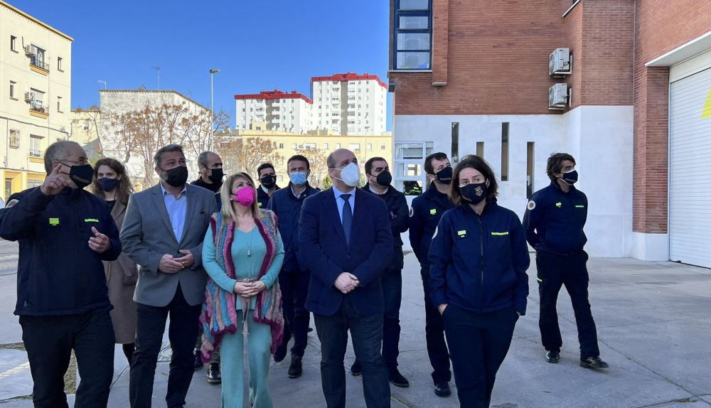 Un momento de la visita al remozado Parque de Bomberos de Jerez.
