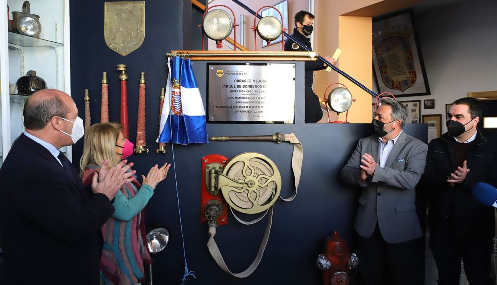 Placa conmemorativa tras las reformas en el Parque de Bomberos de Jerez.