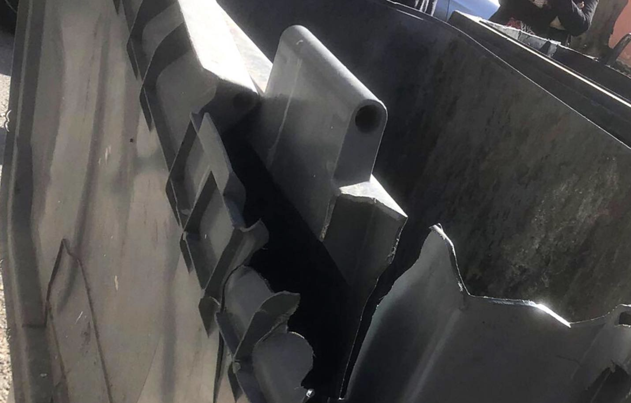 Contenedor roto en la barriada de Rubiños.