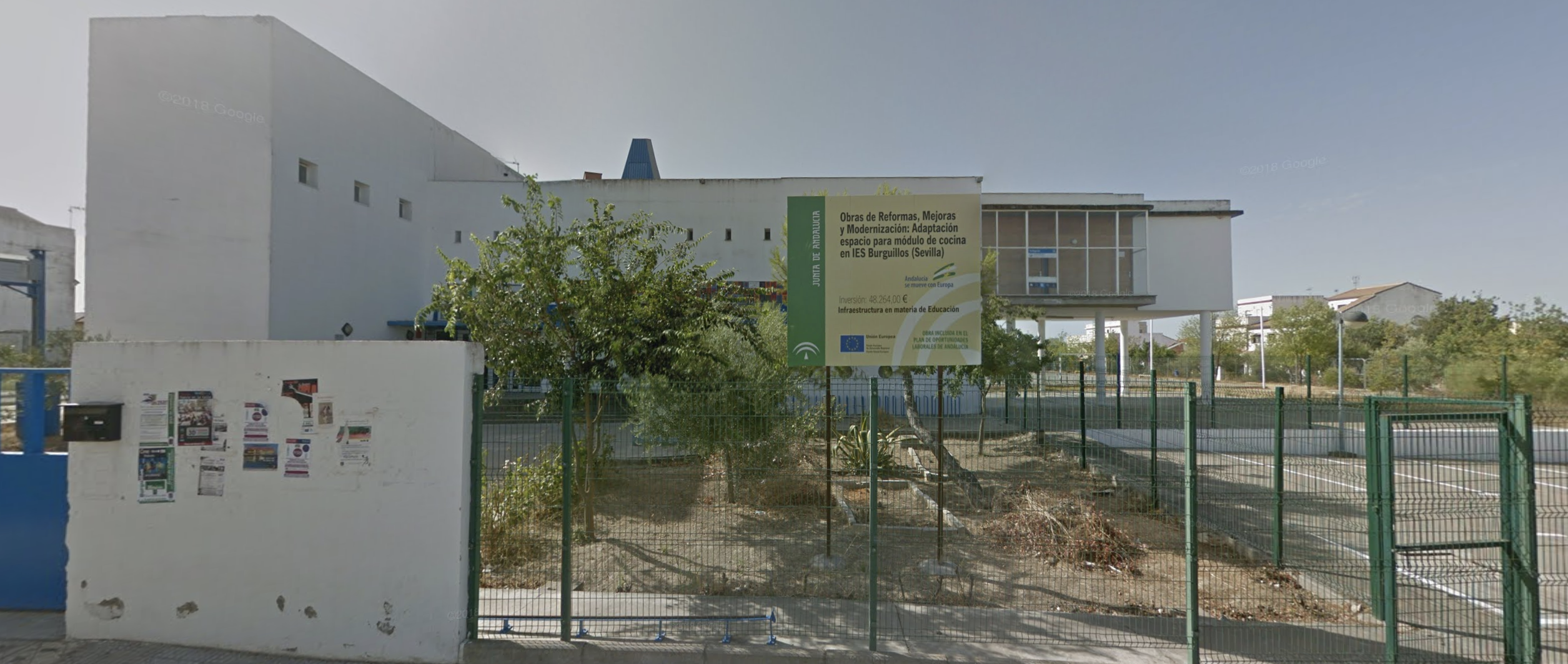 Indignación en un instituto de Sevilla: Educación cuestiona la profesionalidad de un profesor agredido. En la imagen, vista del IES Burguillos (Google Maps). Indignación en un instituto de Sevilla: Educación cuestiona la profesionalidad de un profesor agredido. En la imagen, vista del IES Burguillos (Google Maps).