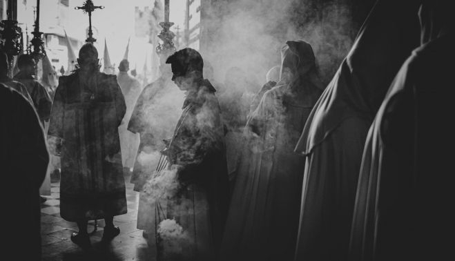 Los acólitos que preceden al palio en la puerta de la basílica.   ESTEBAN