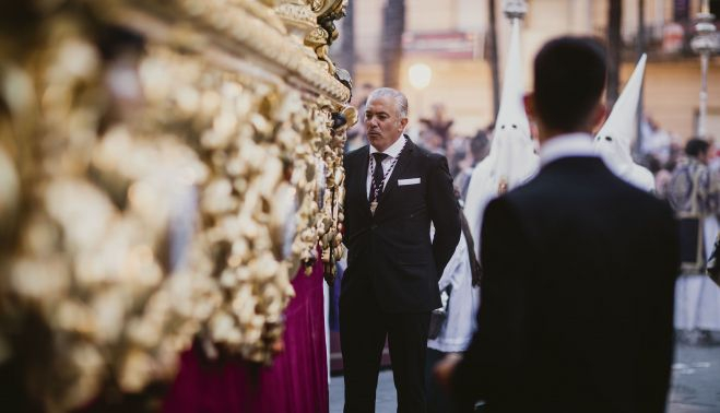 El contraguía dando órdenes en el paso de misterio.   ESTEBAN