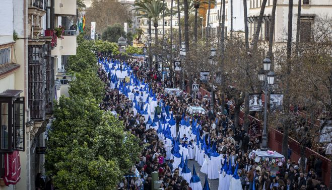 El ordenado cortejo de la hermandad pasando junto a San Juan de Letrán.   ESTEBAN
