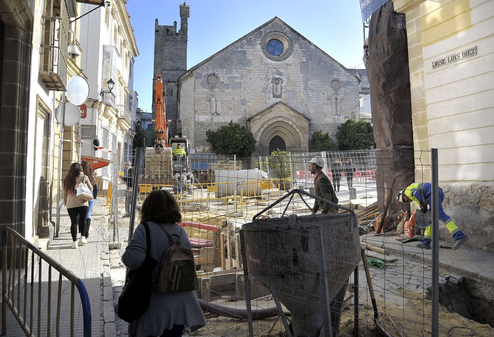 Las obras en la calle José Luis Díez, en el marco del saneamiento del Arroyo, pleno centro histórico de Jerez
