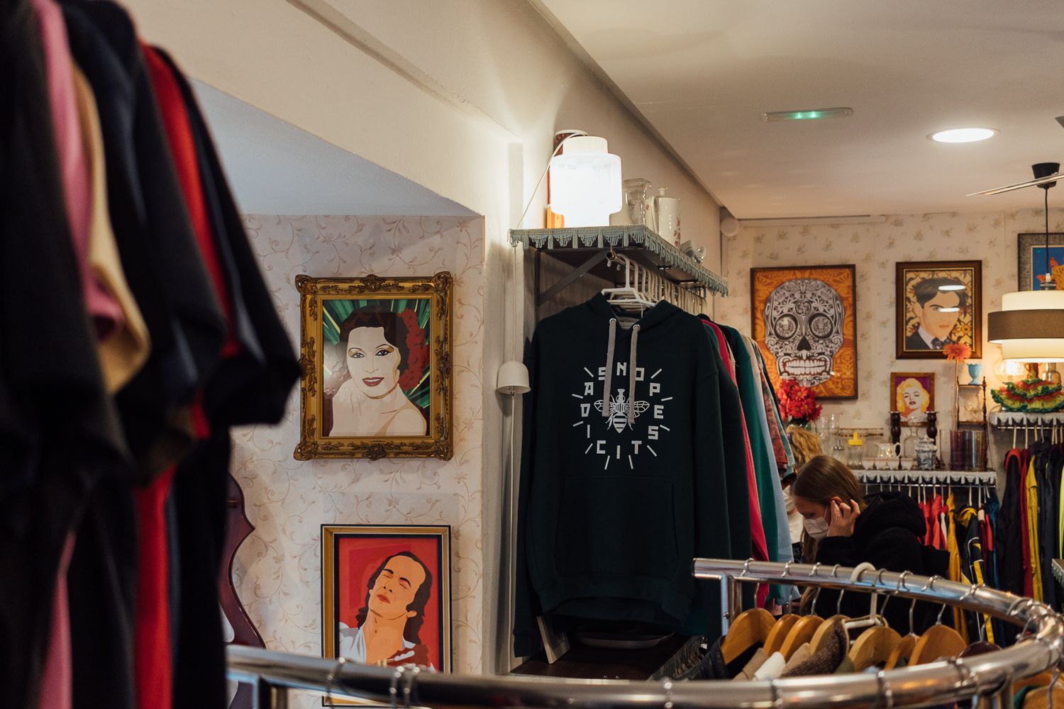 Ropa de segunda mano en la tienda Libertaria.
