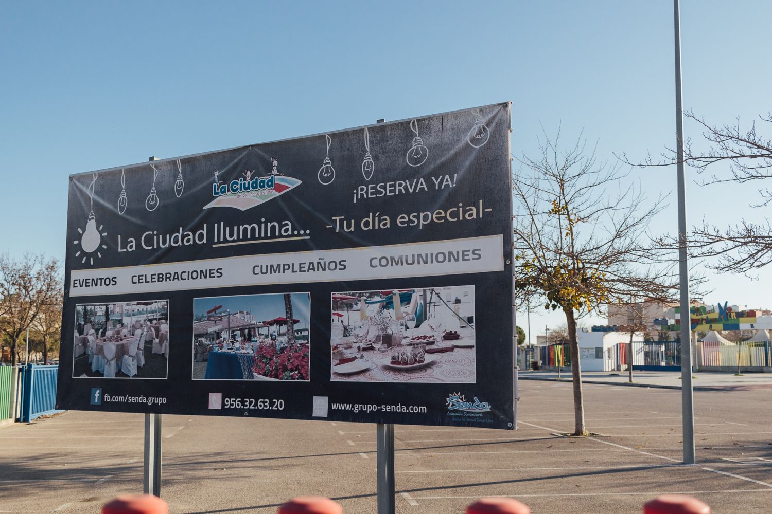 El cartel de Senda Animación S.L. sigue en este espacio pese al fin de la licitación