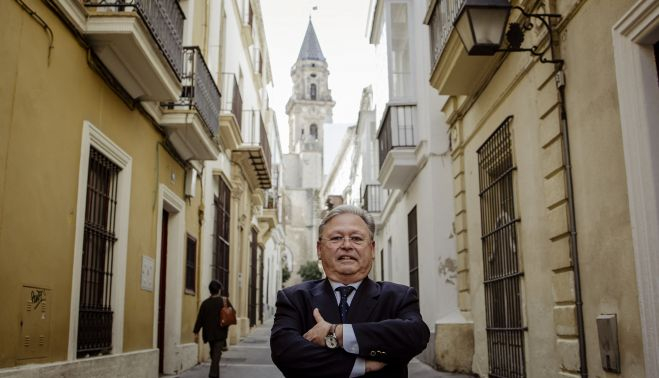 Con un gesto alegre, posando en la calle San Miguel.   ESTEBAN