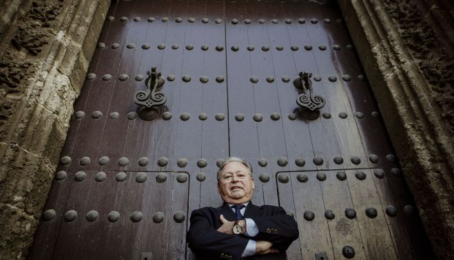 Francisco Yesa en otra imagen posando ante uno de los accesos a San Miguel.   ESTEBAN