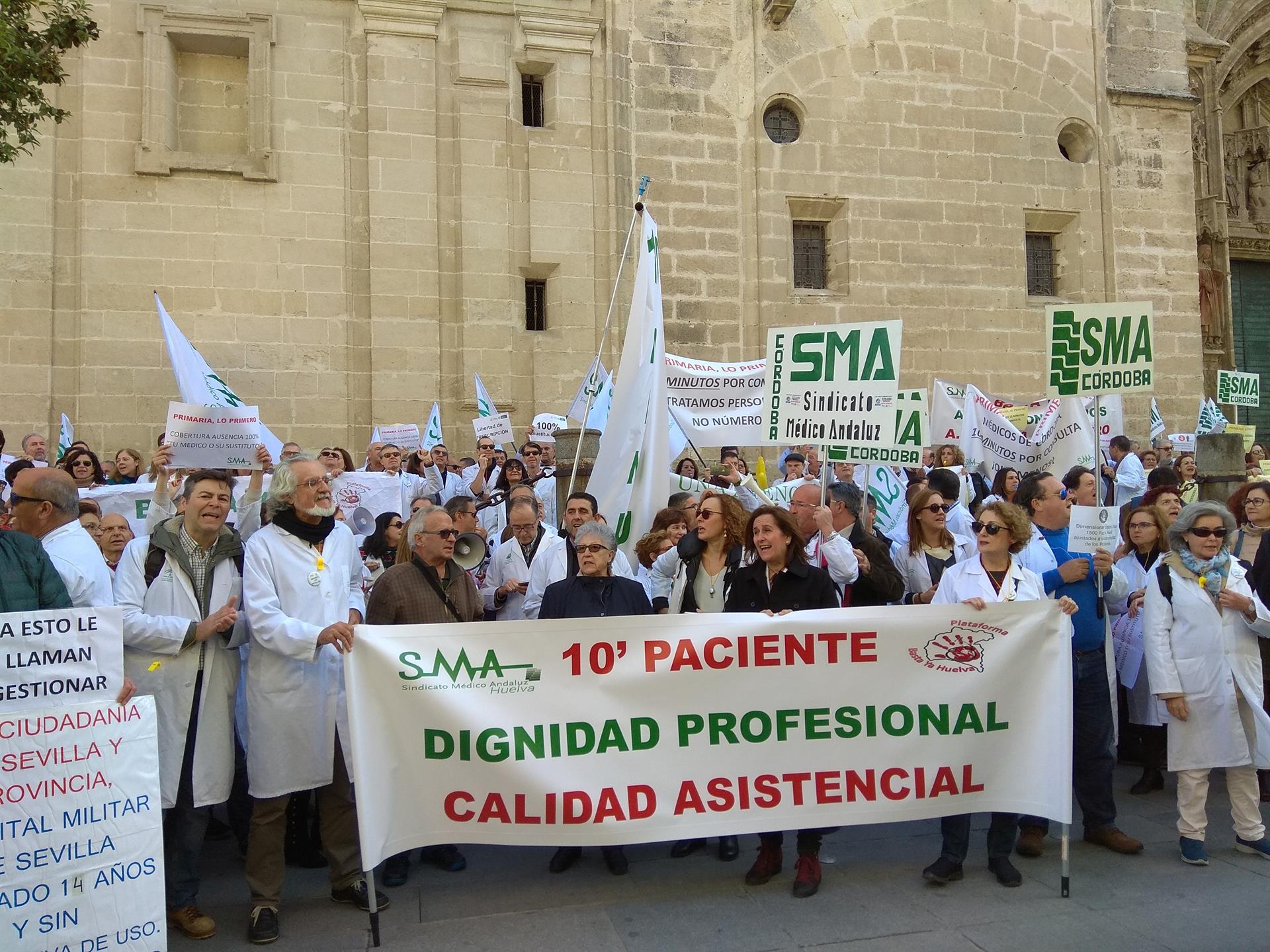 Guerra entre las comunidades por contratar sanitarios: "Intentan captar médicos a costa de dejar sin efectivos a otras"