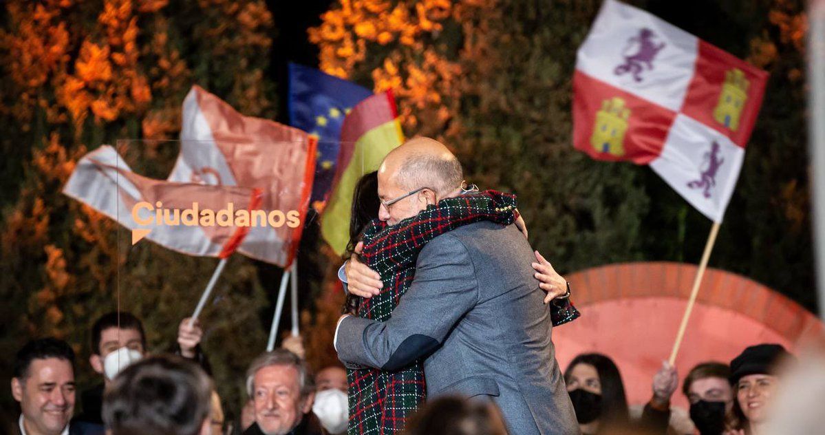 Arrimadas abraza a Igea, en el cierre de campaña en Castilla y León, en una foto que ella misma ha subido a su cuenta de Twitter.