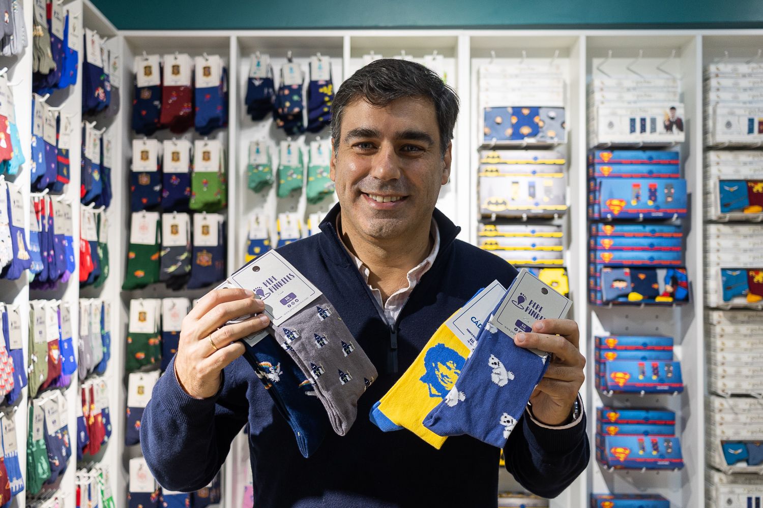 Javier muestra algunos de los diseños.