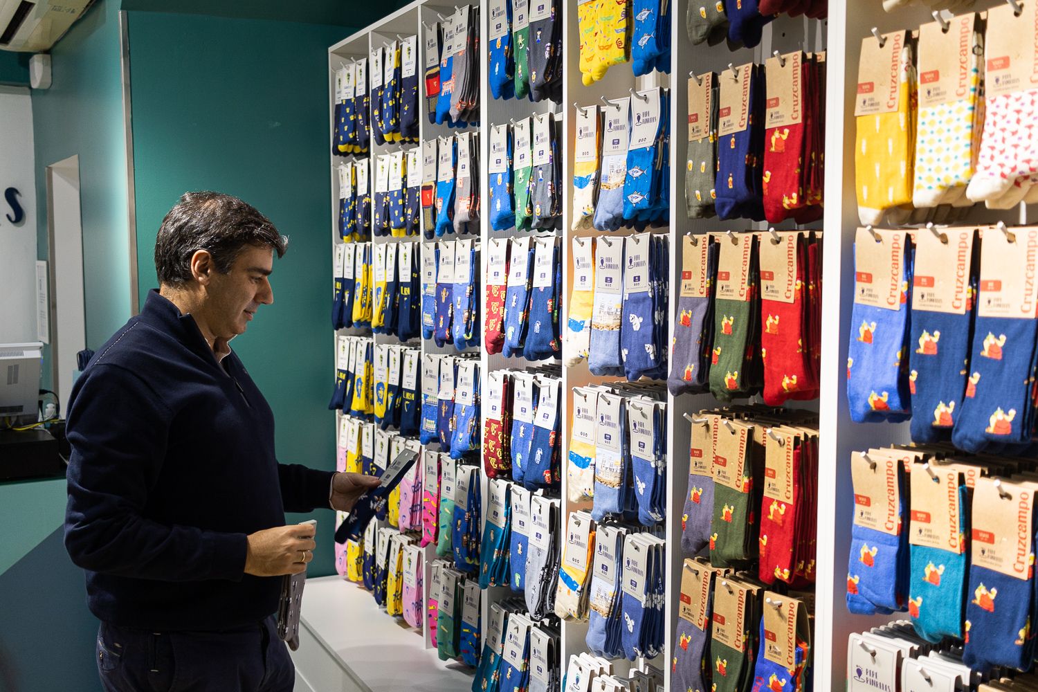 Javier Ayala en el interior de la tienda de Cádiz.