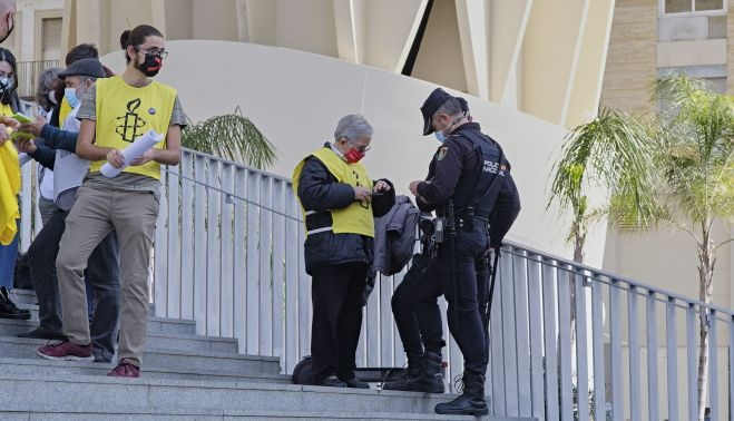 Momento en que la policía pide a las convocantes el permiso del acto.