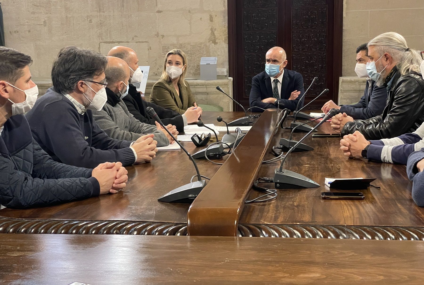 Reunión entre los regidores de Sevilla y Alcalá de Gaudaíra por el conflicto en Santa Bárbara