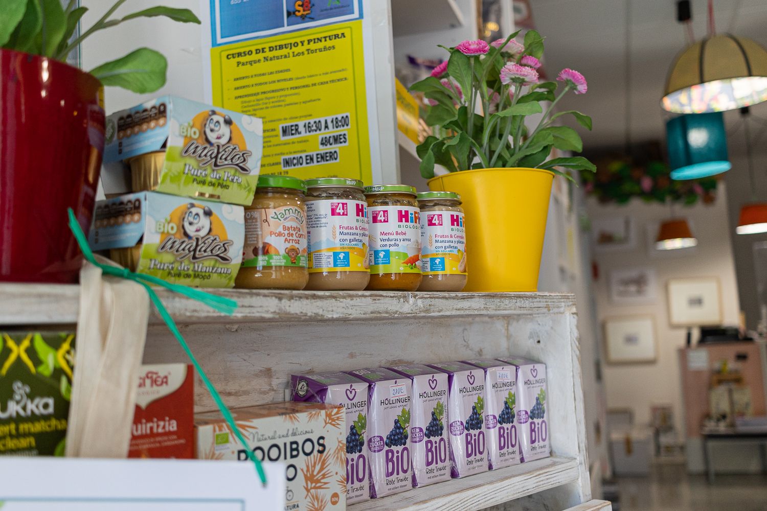 Estantería con productos.