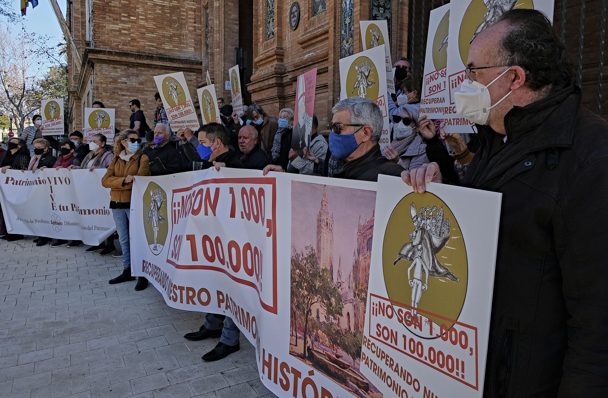 Asociaciones patrimonialistas concentrados esta mañana en la Subdelegación del Gobierno en Sevilla.
