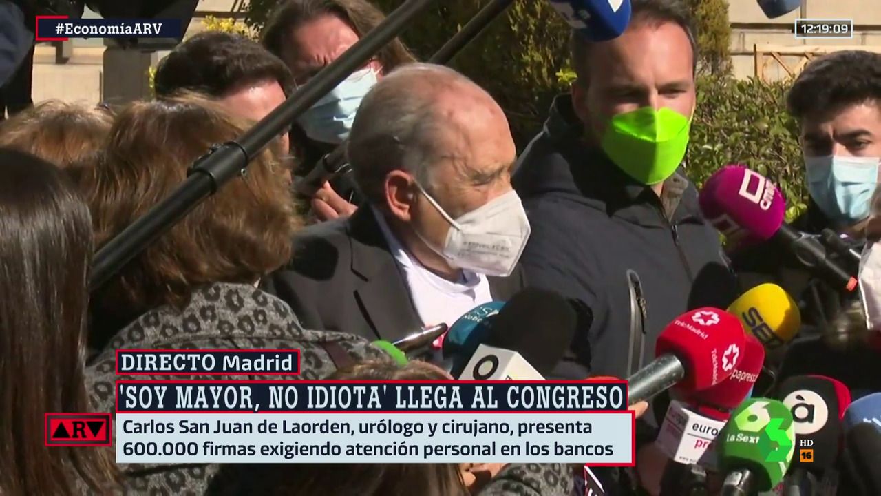 Carlos San Juan, la pasada semana, entregando las 600.000 firmas