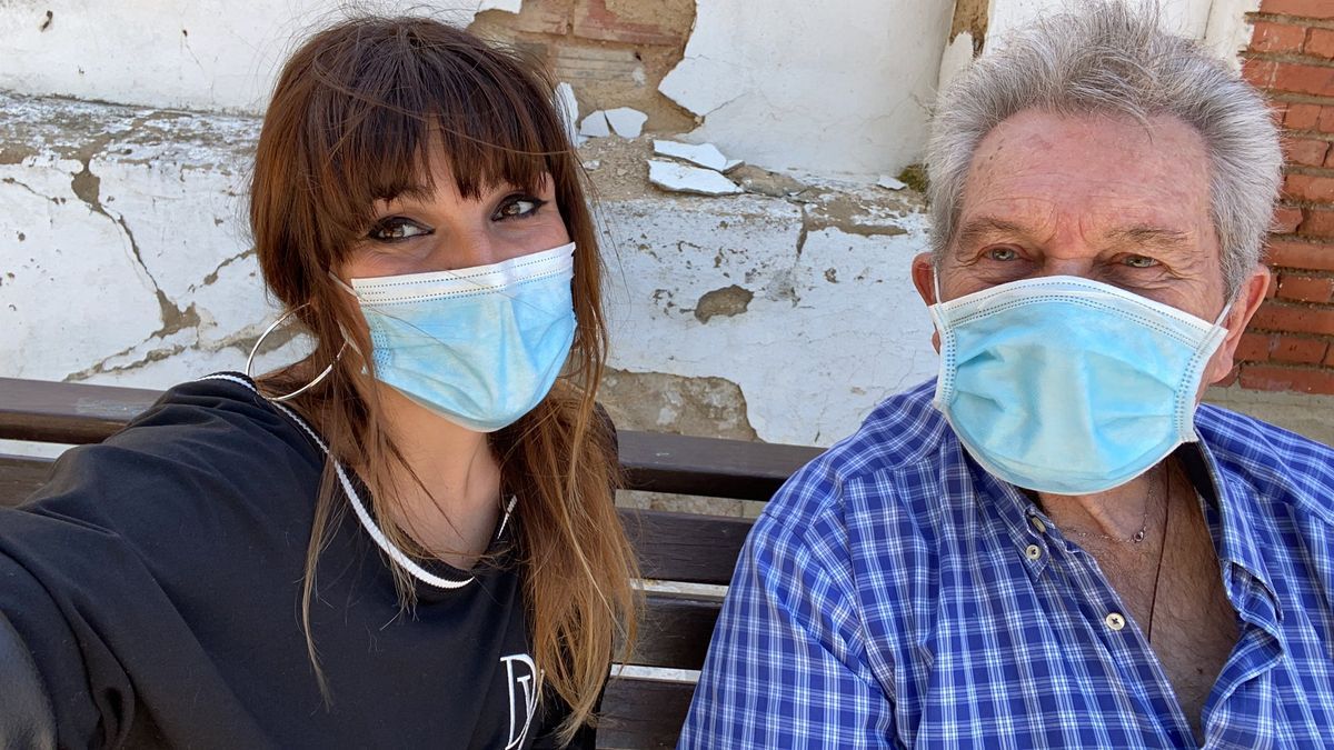 Rozalén con su padre en una foto de Twitter