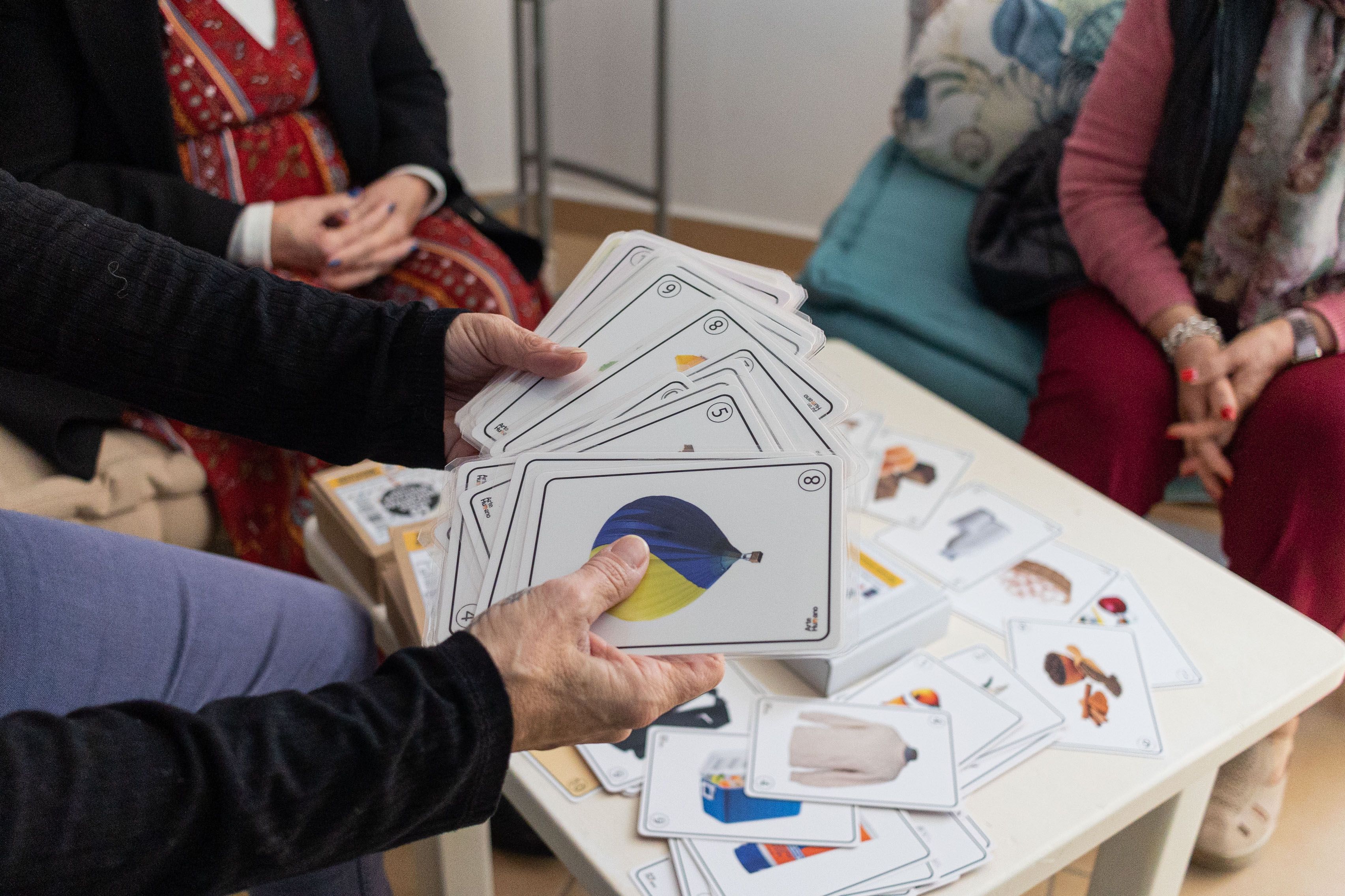 Cajas con 180 fichas para generar actividades.