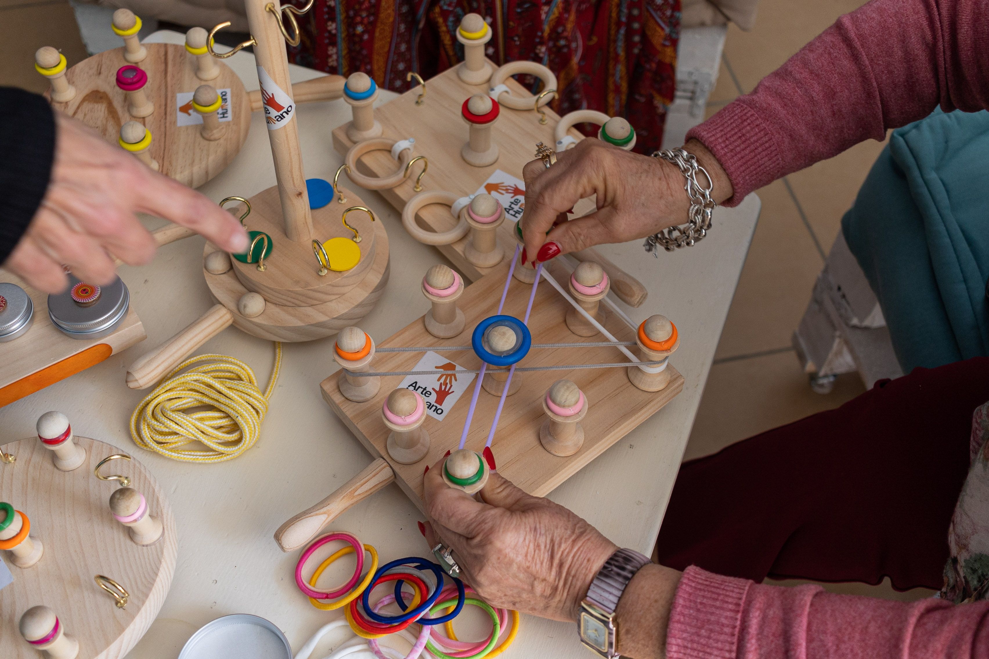 Juegos educativos de estimulación psicomotriz de Arte Humano.