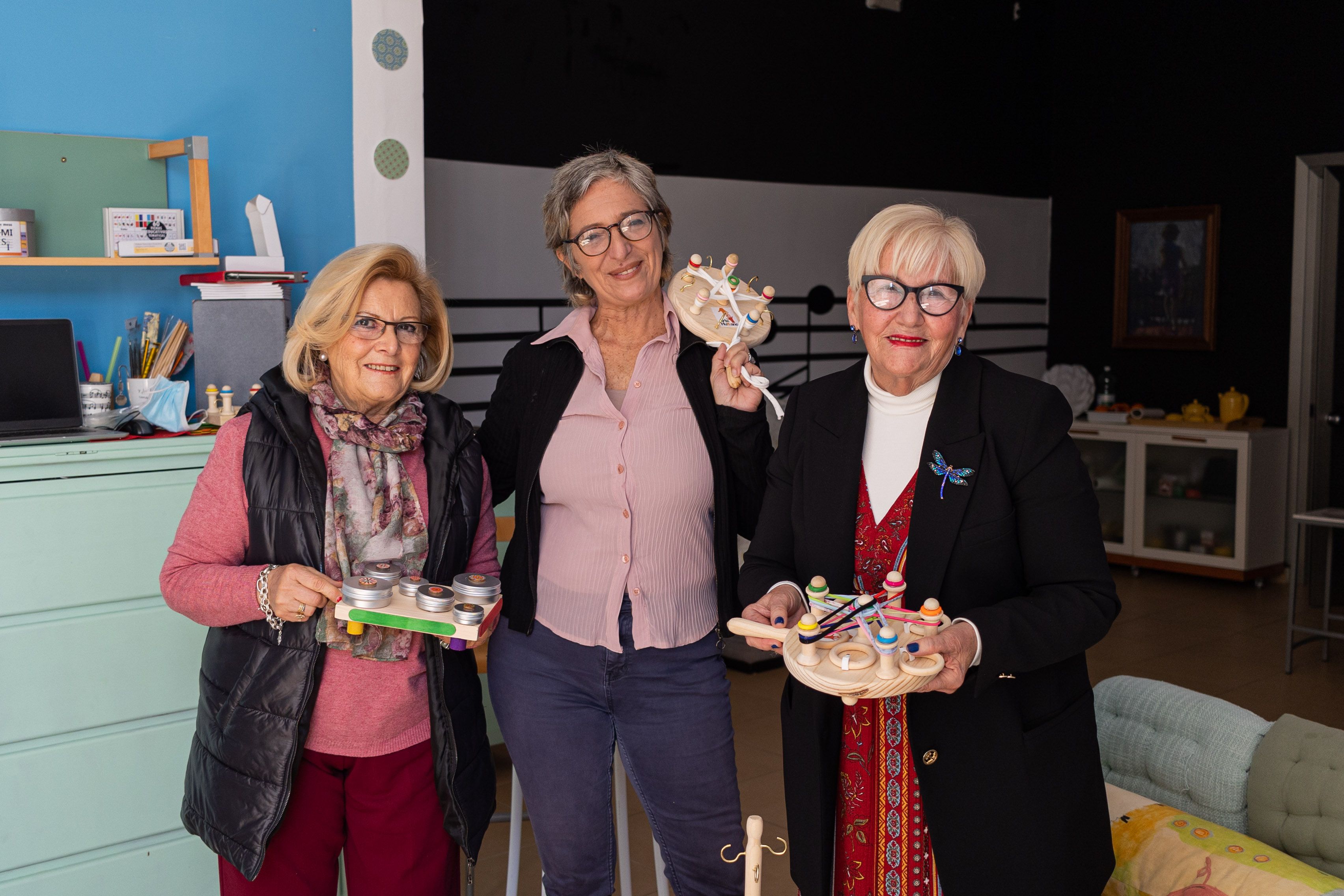 Pilar, Alicia y Reme muestran algunos de los juegos creados en el taller de El Puerto.