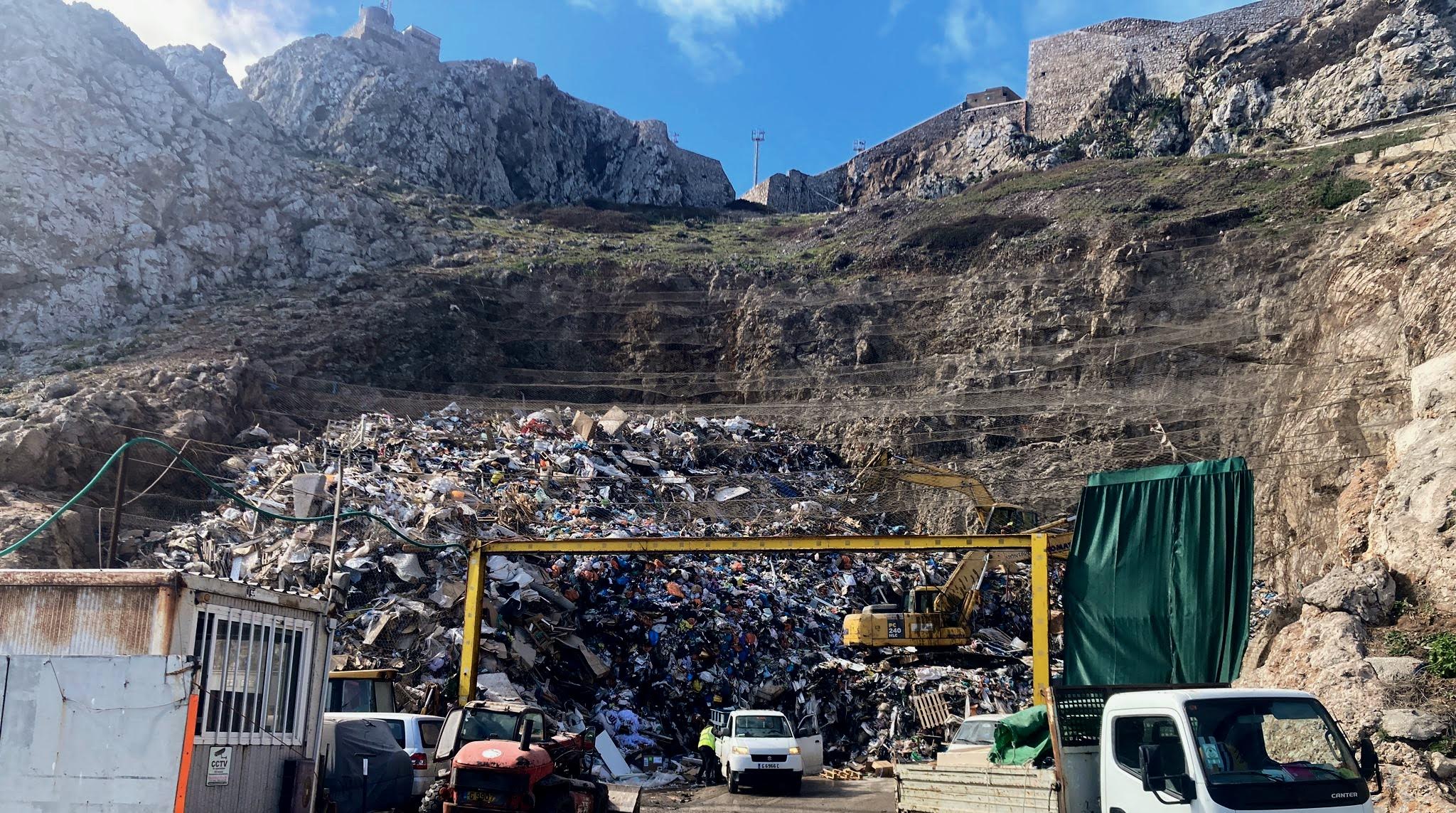 El vertedero de Cádiz que recibirá 6.000 toneladas de basura desde Gibraltar fue clausurado por ilegal. En la imagen, vertidos en la zona este de Gibraltar. El vertedero de Cádiz que recibirá 6.000 toneladas de basura desde Gibraltar fue clausurado por ilegal. En la imagen, vertidos en la zona este de Gibraltar.