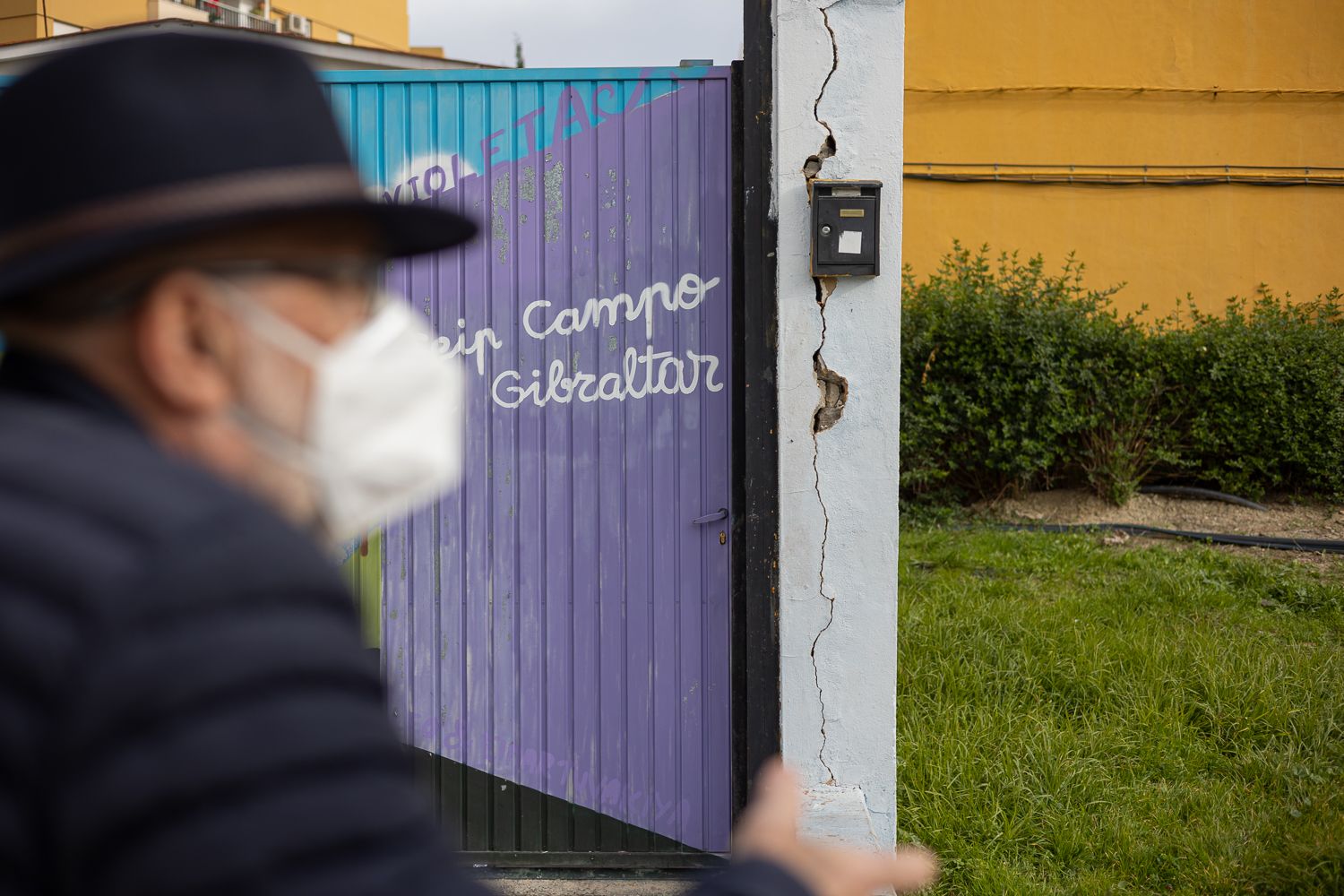 Juan Corbacho durante el encuentro con lavozdelsur.es. Al fondo, el CEIP Campo de Gibraltar