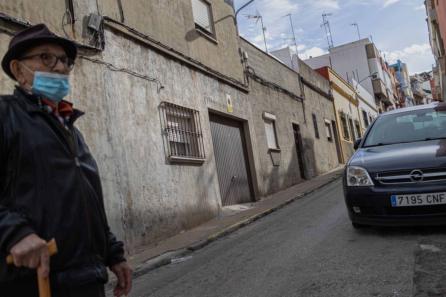 Un vecino del barrio, delante de la casa donde Paco de Lucía aprendió a tocar la guitarra