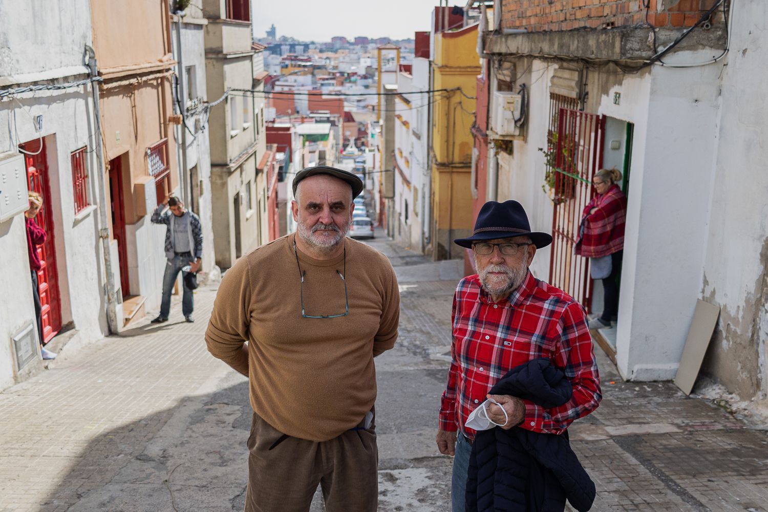Juan León Moriche y Juan Corbacho, vecinos de La Bajadilla, posan para lavozdelsur.es Juan León Moriche y Juan Corbacho, vecinos de La Bajadilla, posan para lavozdelsur.es