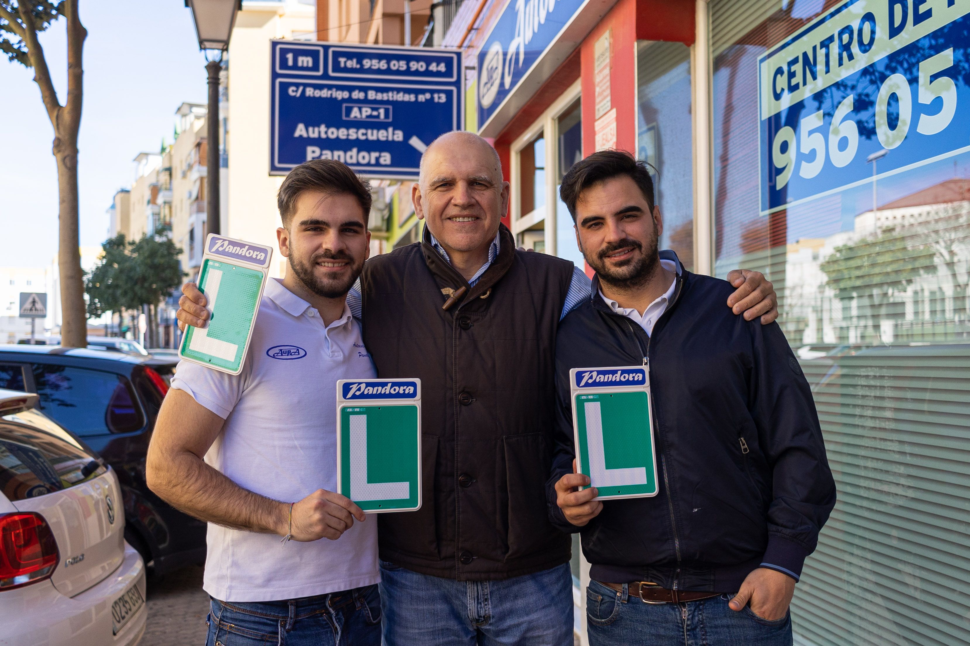 La familia con las eles en la entrada de la autoescuela. 