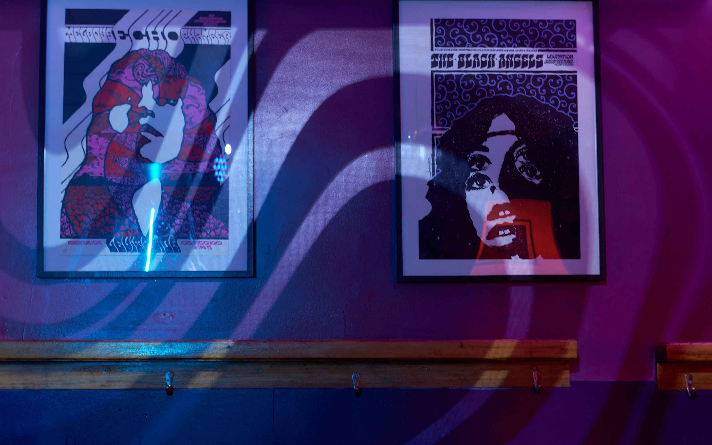 Detalle de la cartelería que hay el interior del garito, de inspiración claramente psicodélica.