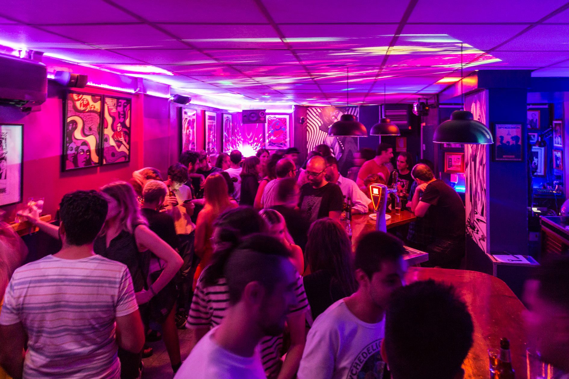 Interior del bar en sus primeros meses de apertura.
